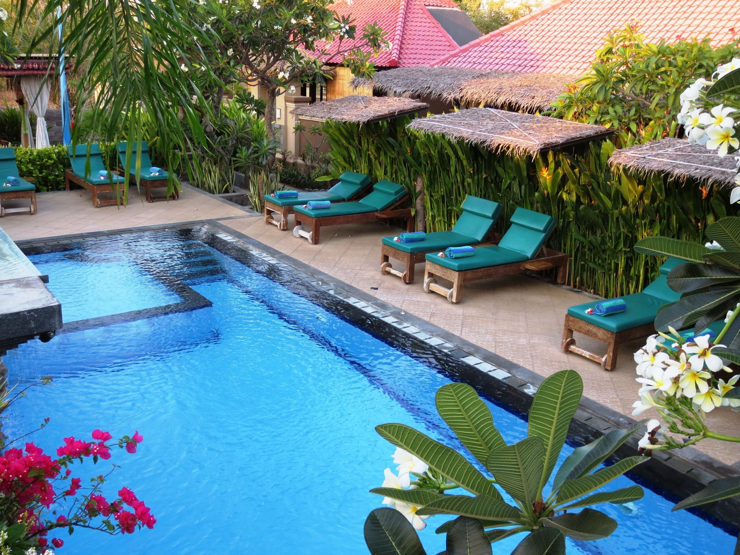 室外游泳池，07:00 至 19:00 开放，池畔遮阳伞，日光浴躺椅