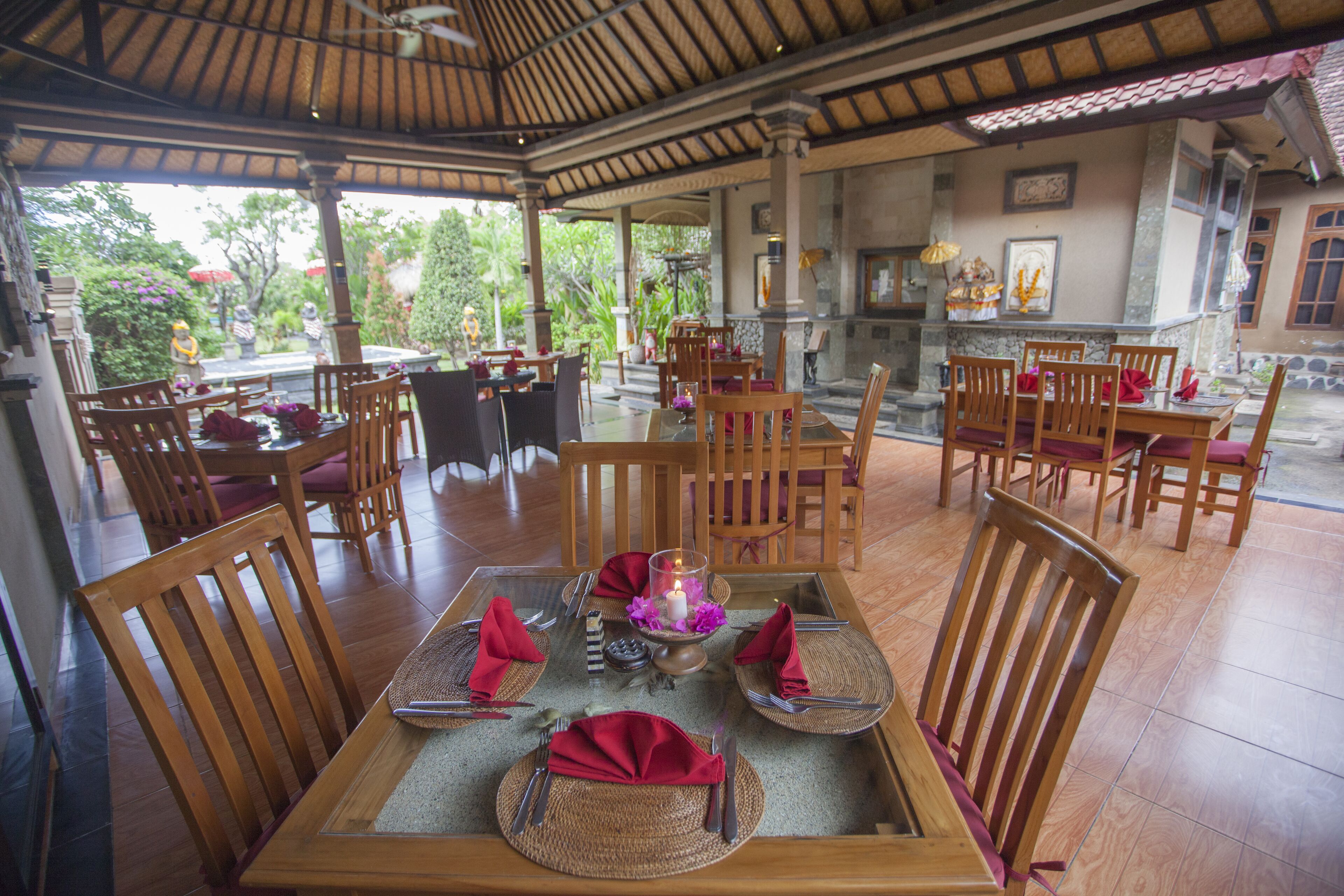 Bao gồm bữa sáng đầy đủ hàng ngày 