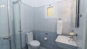 Ilmaiset hygieniatuotteet, hiustenkuivaaja, pyyhkeet, sampoo