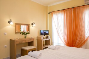 Premium bedding, memory-foam beds, in-room safe, soundproofing - Kostis Villas (Poros)