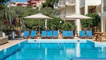 Piscine extérieure (ouverte en saison), parasols de plage