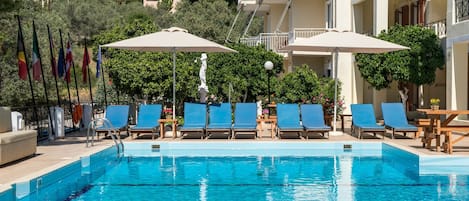 Seasonal outdoor pool, open 9 AM to 3 PM, pool umbrellas, sun loungers