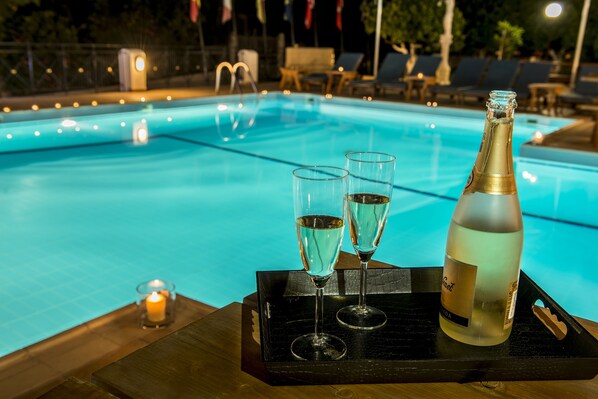 Außenpool (je nach Saison geöffnet), Sonnenschirme, Liegestühle