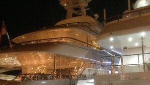 Un yate grande con varias cubiertas y un helipuerto.