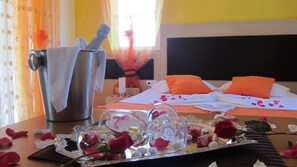 Studio, Garden View | Egyptian cotton sheets, premium bedding, pillowtop beds, in-room safe - Shine Studios (Lesvos)
