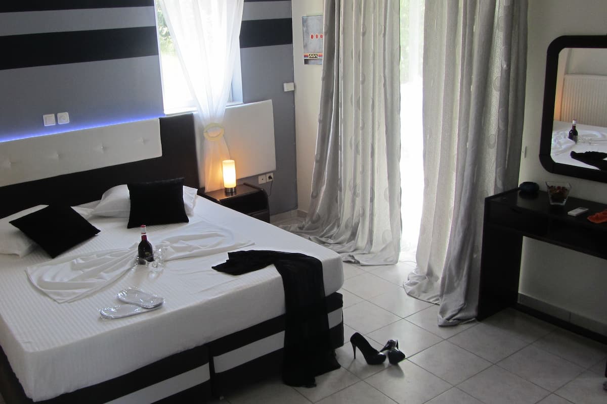 Estudio, vista al jardín | Sábanas de algodón egipcio y ropa de cama de alta calidad