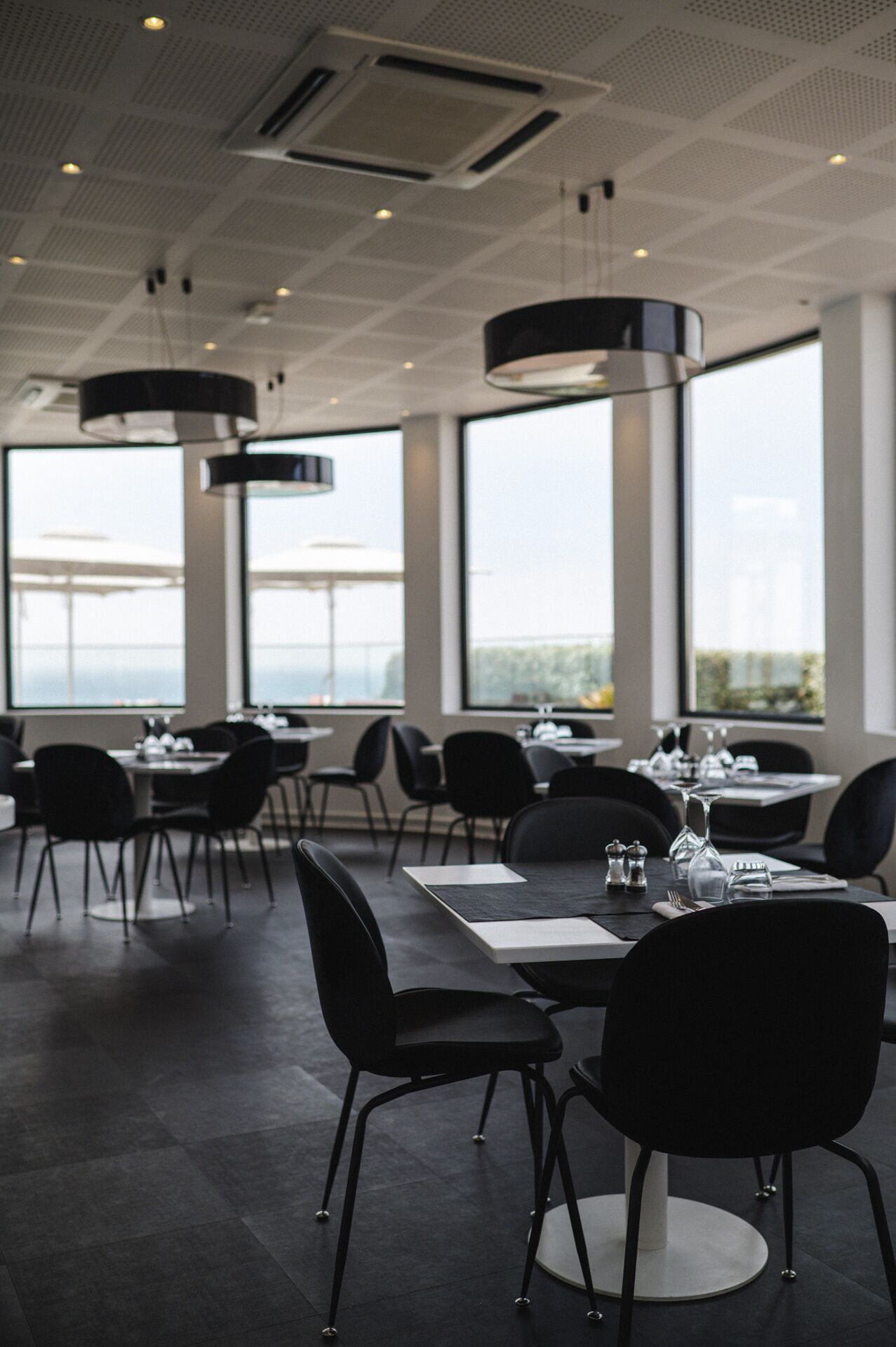 Petit déjeuner et déjeuner servis sur place, spécialités Cuisine locale