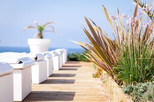 Piscina externa sazonal, funciona das 10h às 20h, guarda-sóis