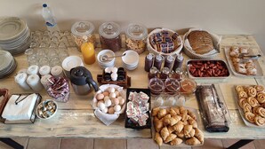Een ontbijtbuffet met diverse soorten eten en toevoegingen.