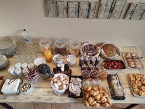 每日供應歐陸早餐 (每人 EUR5)