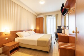 Chambre Double ou avec lits jumeaux, balcon, vue ville | Coffres-forts dans les chambres, bureau, Wi-Fi gratuit