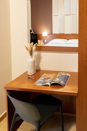 Chambre double ou avec lits jumeaux, balcon, vue sur la ville | Coffre-fort, bureau, accès au Wi-Fi (inclus)
