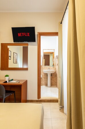 Chambre simple | Coffre-fort, bureau, accès au Wi-Fi (inclus)