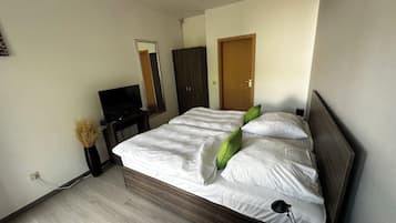 Doppel- oder Zweibettzimmer | Daunenbettdecken, Schreibtisch, laptopgeeigneter Arbeitsplatz