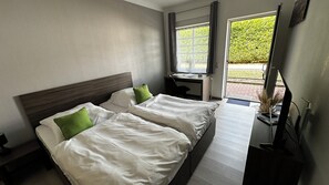 Double or Twin Room | Down duvets, desk, laptop workspace, free WiFi - Messe Motel Laatzen (Laatzen)
