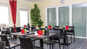 Cooked-to-order breakfast on weekdays (EUR 12 per person)