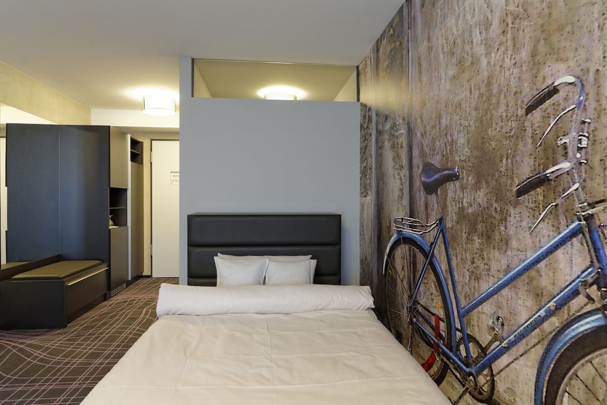 Quarto solteiro standard | Roupas de cama antialérgicas, frigobar, cofres nos quartos, escrivaninha