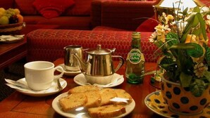 Une table à manger avec des aliments pour le petit-déjeuner, une cafetière et une théière.