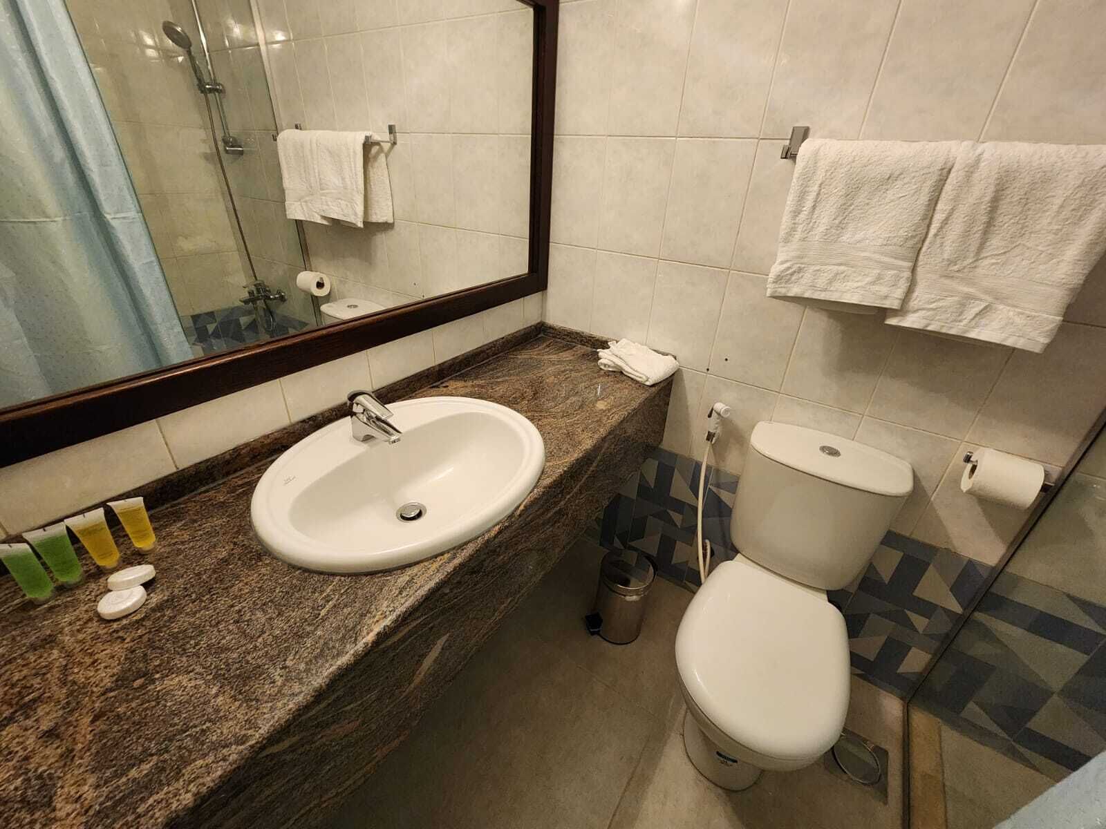 Bathtub, deep-soaking bathtub, free toiletries, hair dryer