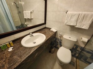 Tina, tina profunda, amenidades de baño gratuitas, secadora de cabello 