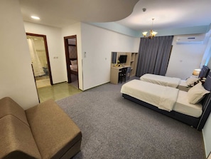 Habitación familiar | Ropa de cama de alta calidad, caja fuerte, escritorio
