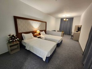 Junior Suite, 2 Katil Bujang (Single), City View | Peralatan tempat tidur premium, peti besi dalam bilik, meja 