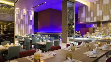 供應早餐、午餐、晚餐;多國菜