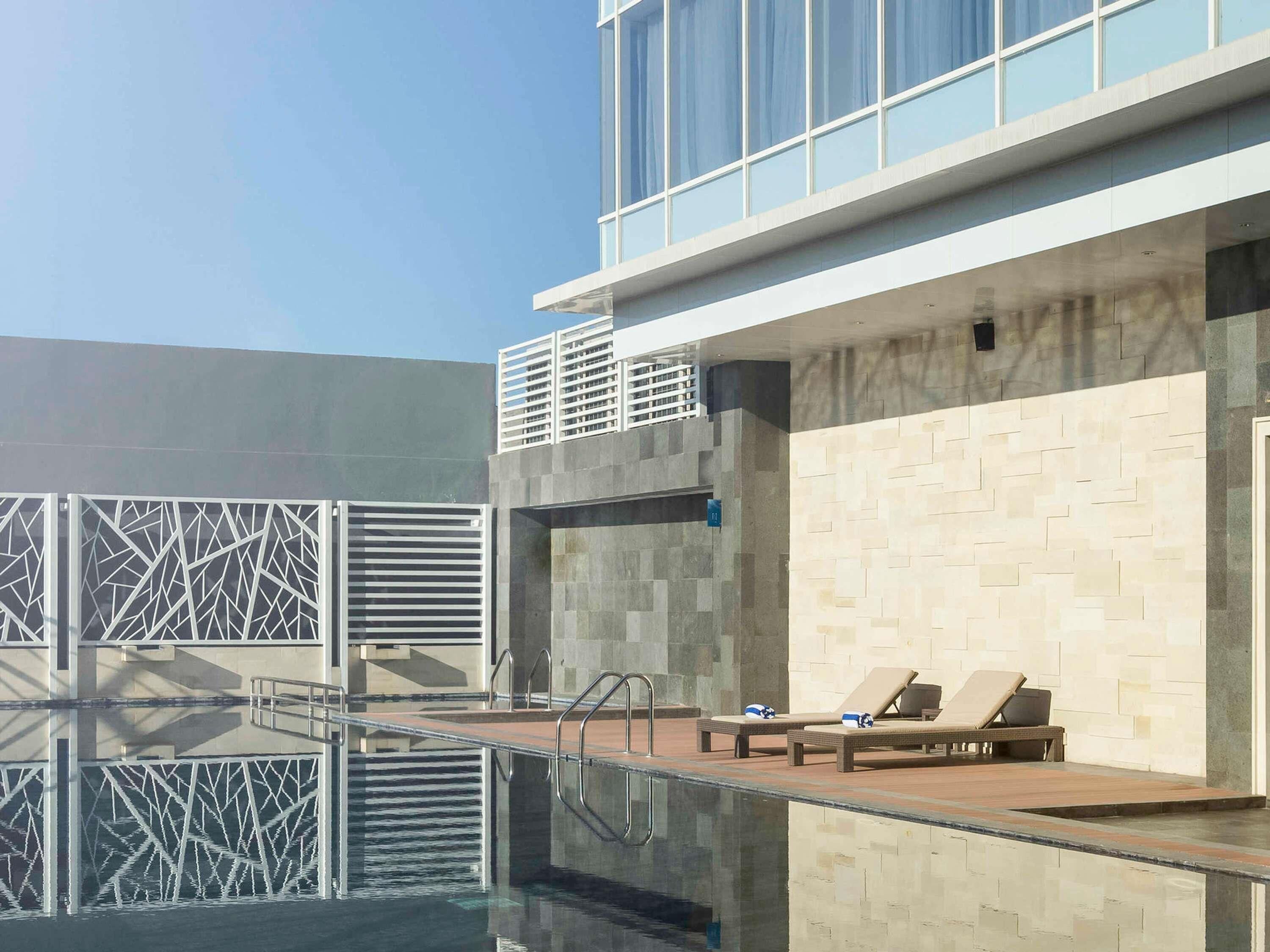 สระว่ายน้ำกลางแจ้ง