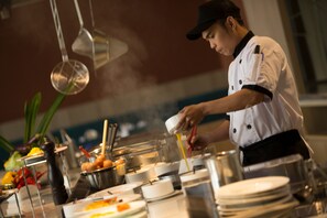 Sarapan prasmanan setiap hari dengan biaya tambahan