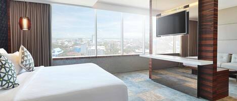 Presidential Suite | Minibar, in-room safe, desk, laptop workspace