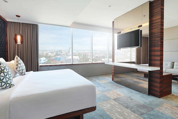 Minibar, caja de seguridad en la habitación y escritorio