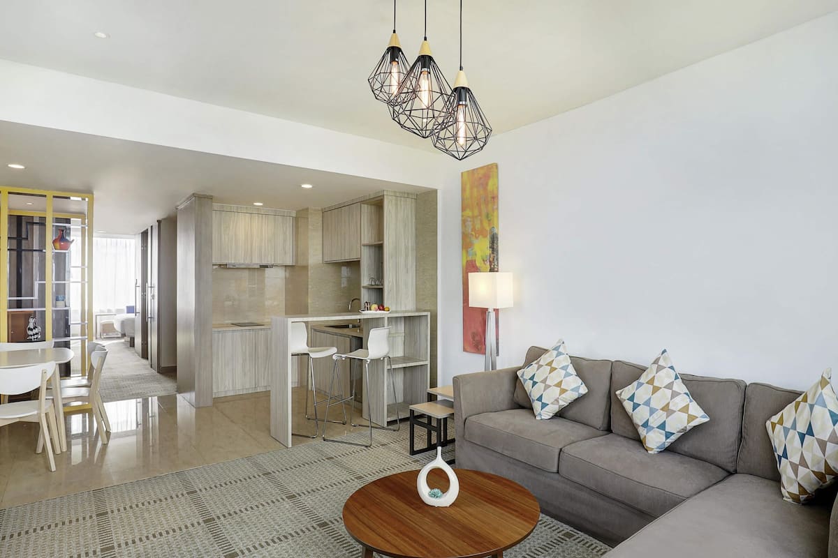 Suite, 1 trĂšs grand lit | Minibar, coffres-forts dans les chambres, bureau