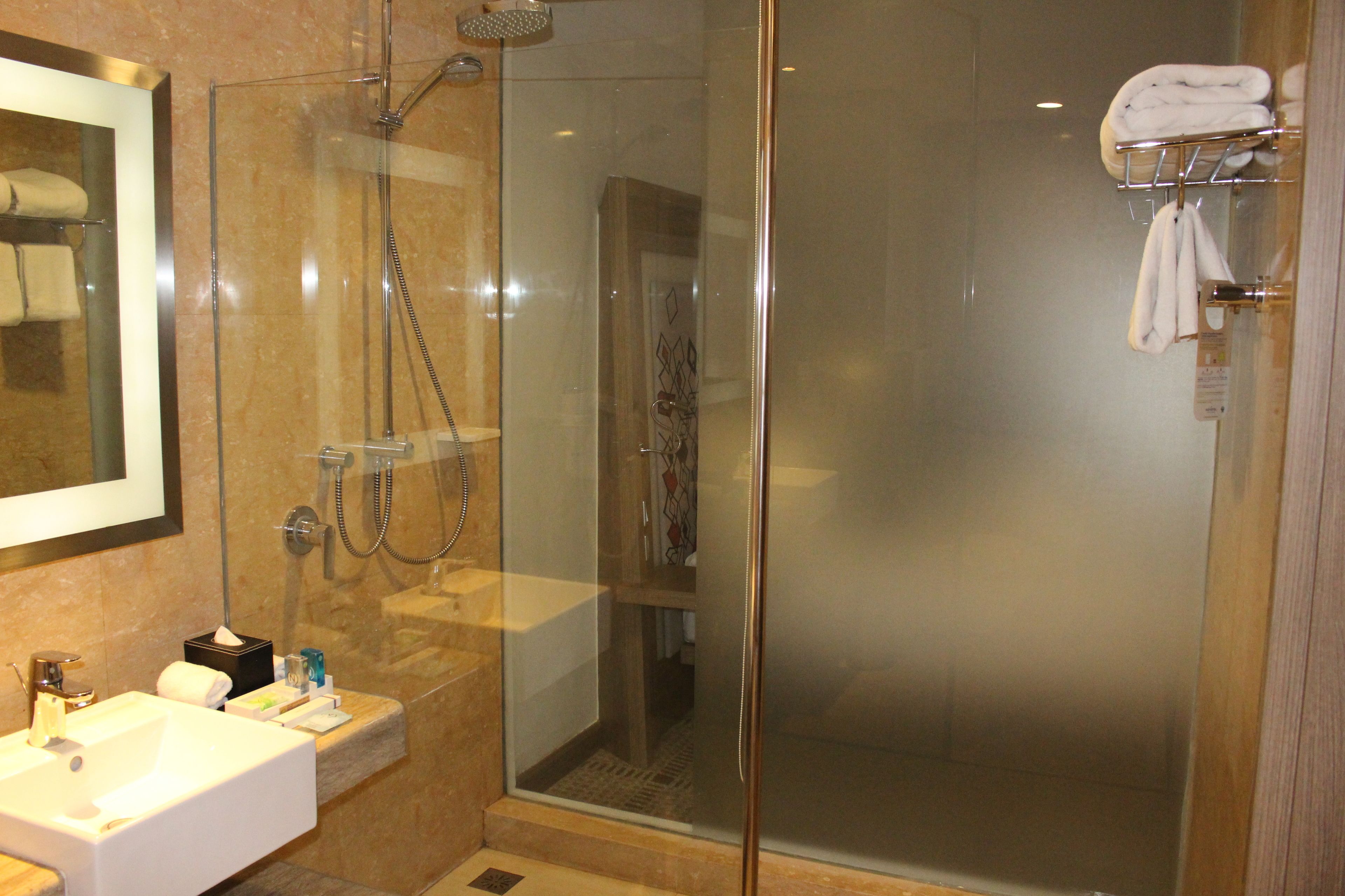 deluxe room, 2 single beds | bathroom | shower, eco-friendly toiletries, hair dryer, slippers