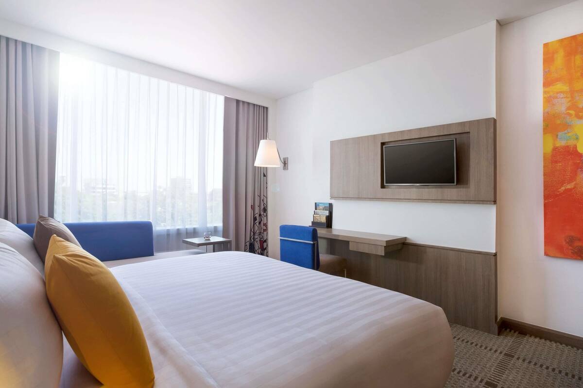 Minibar, pengeskab på værelset, skrivebord