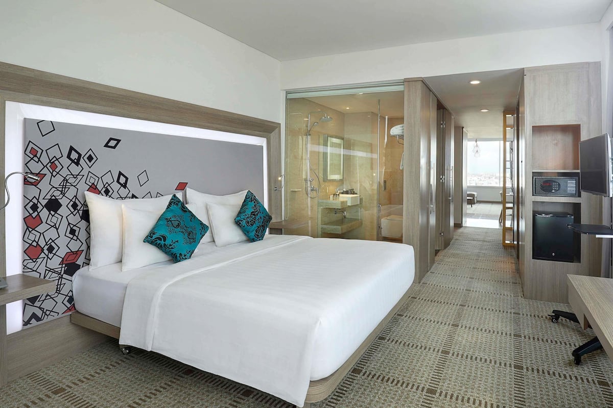 Minibar, két bảo mật tại phòng, bàn