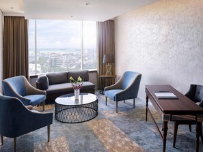 Minibar, in-room safe, desk, laptop workspace - Novotel Makassar Grand Shayla (Makassar)