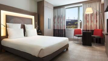 Standard-huone, 1 parisänky | Ylelliset vuodevaatteet, minibaari, tallelokero huoneessa, työpöytä