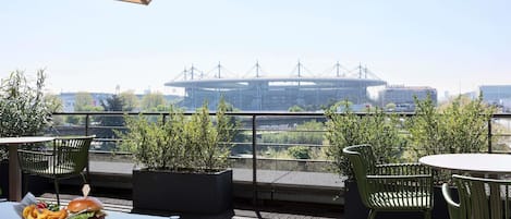 Junior Suite (Eiffel Tower View) | Premium bedding, minibar, in-room safe, desk