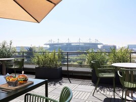 Suite Junior (Eiffel Tower View) | Literie de qualité supérieure, minibar, coffres-forts dans les chambres