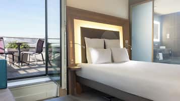 Chambre Deluxe, 1 lit double, balcon | Literie de qualité supérieure, minibar, coffres-forts dans les chambres