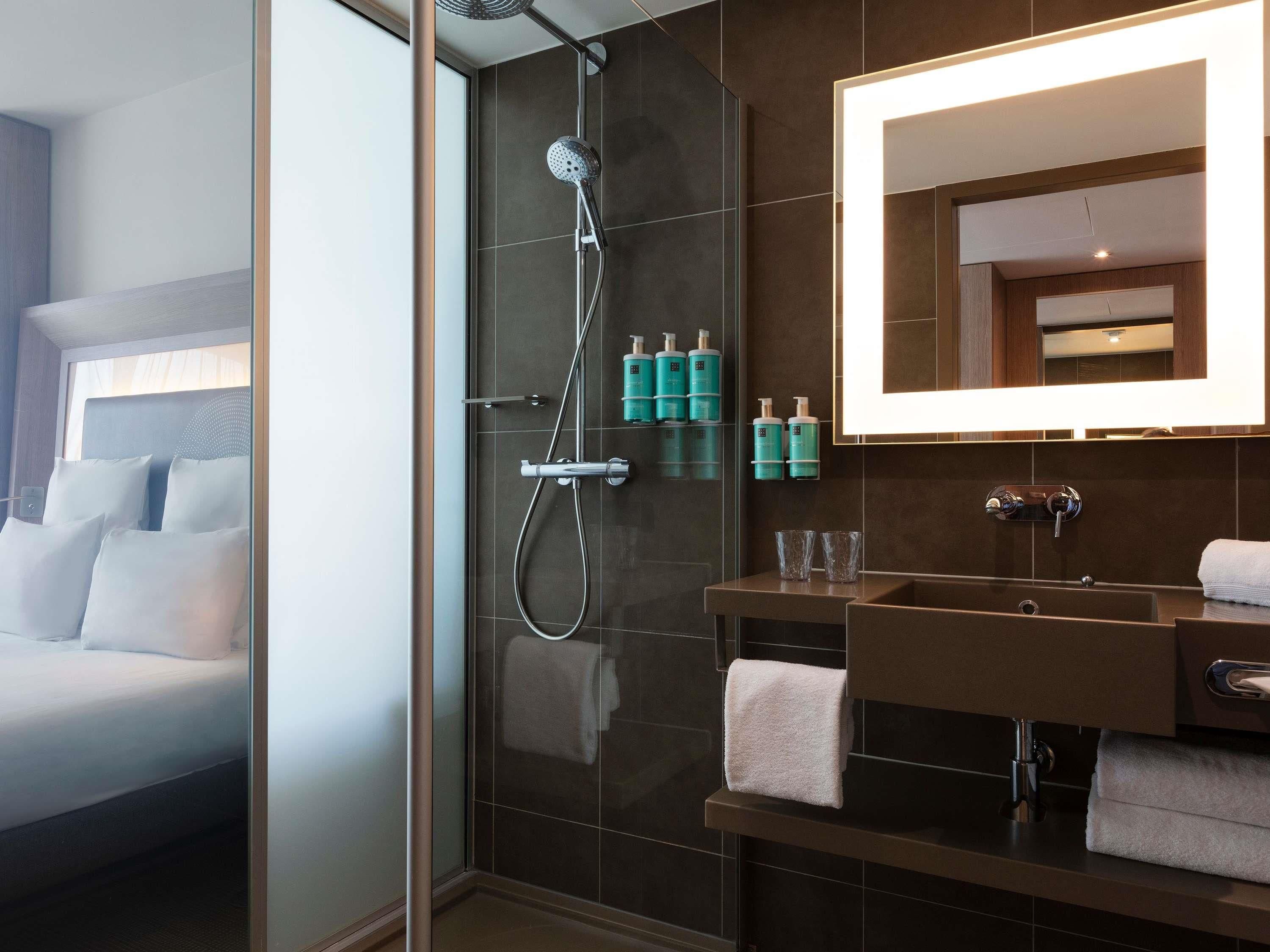 Ylelliset vuodevaatteet, minibaari, tallelokero huoneessa, työpöytä