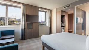 Rom – deluxe, flere senger (Eiffel Tower View) | Sengetøy av topp kvalitet, minibar, safe på rommet og skrivebord