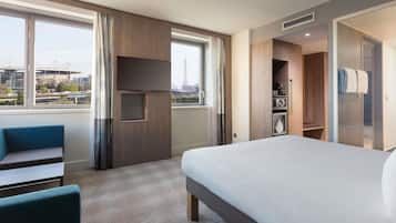 Camera Deluxe, letti multipli (Eiffel Tower View) | Biancheria da letto di alta qualità, minibar, una cassaforte in camera