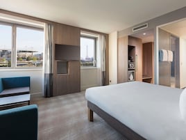 Camera Deluxe, letti multipli (Eiffel Tower View) | Biancheria da letto di alta qualità, minibar, una cassaforte in camera