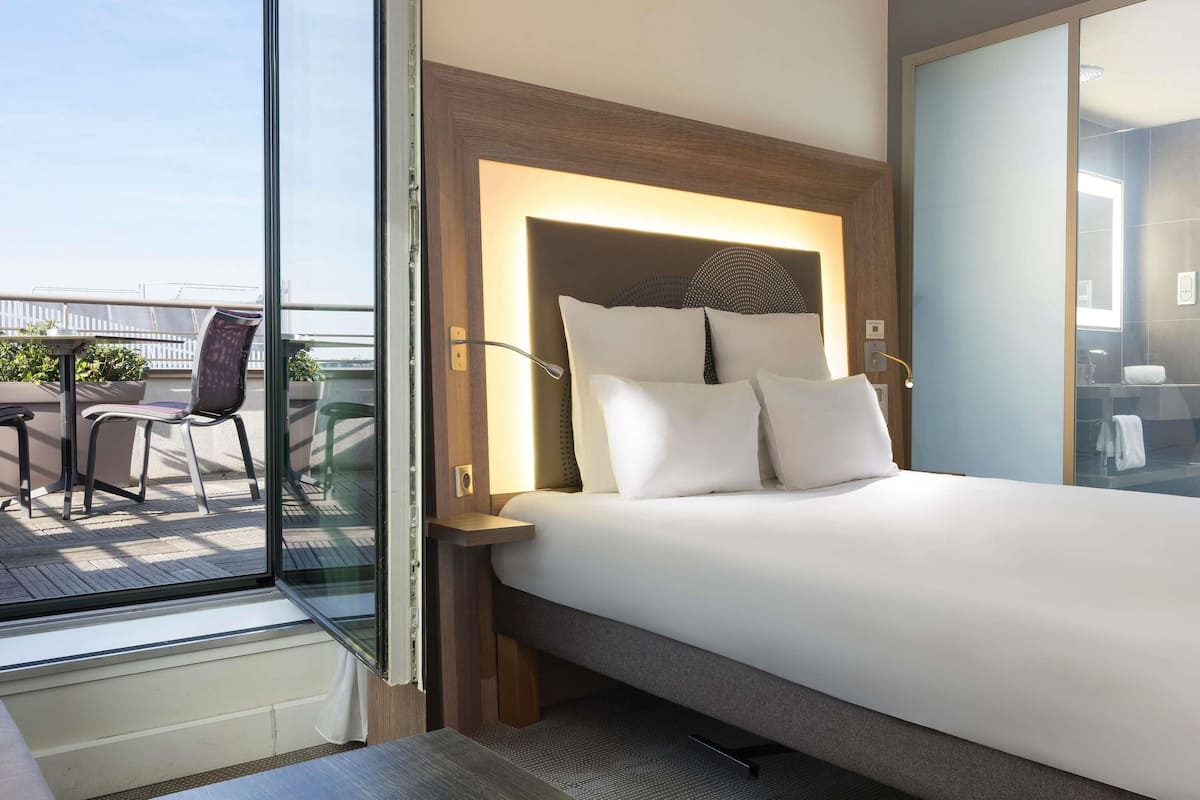 Rom – deluxe, 1 dobbeltseng, balkong | Sengetøy av topp kvalitet, minibar, safe på rommet og skrivebord