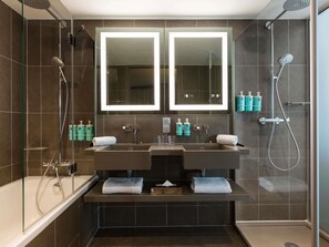 Suite junior (Eiffel Tower View) | Ropa de cama de alta calidad, minibar, caja fuerte y escritorio