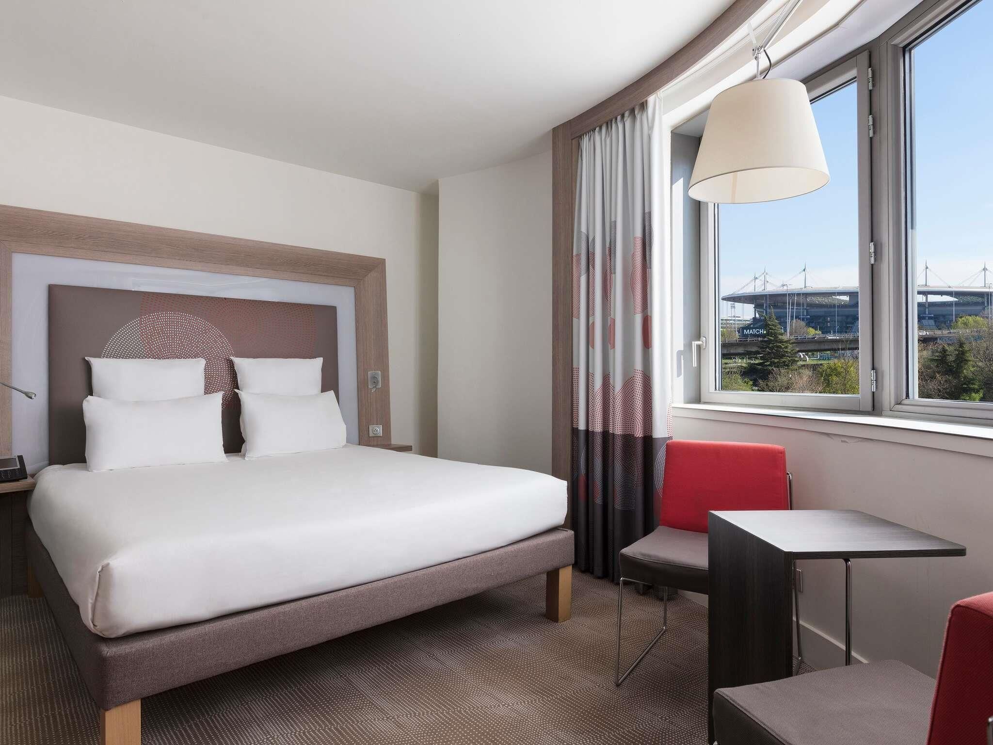 Junior Suite (Eiffel Tower View) | Premium bedding, minibar, in-room safe, desk