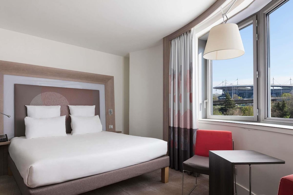 Junior Suite (Eiffel Tower View) | Premium bedding, minibar, in-room safe, desk