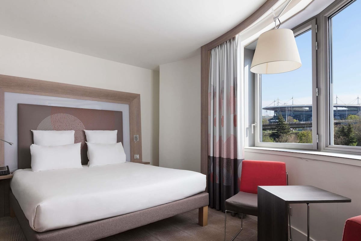 Junior Suite (Eiffel Tower View) | Premium bedding, minibar, in-room safe, desk