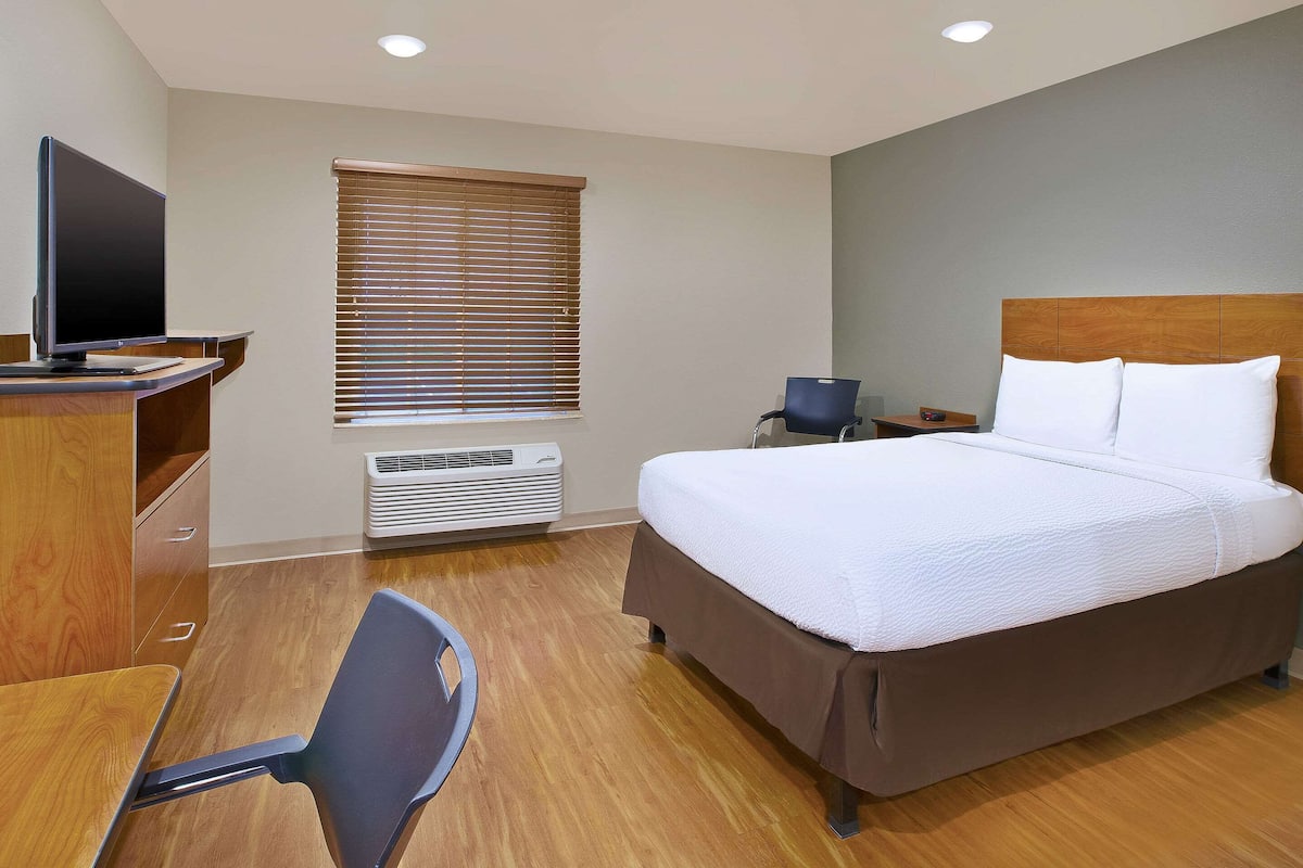 Habitación estándar, 1 cama matrimonial, con acceso para personas discapacitadas (Roll-in Shower) | Escritorio, espacio para trabajar con laptop y cortinas blackout